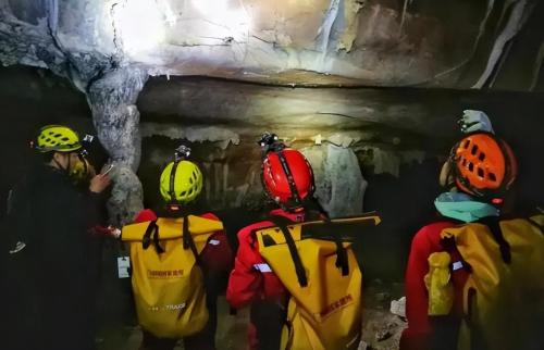 In face of American tiankeng, the 666-meter Xiaozhai tiankeng in Chongqing takes first place Tourists: it's like an alien world