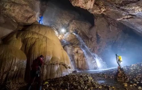 In face of American tiankeng, the 666-meter Xiaozhai tiankeng in Chongqing takes first place Tourists: it's like an alien world