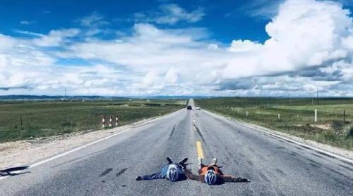 On Sichuan-Tibet line, what does it mean for a poor traveler to hold a sign "Looking for RB"? Veteran Driver: Don't Ask If You Don't Understand