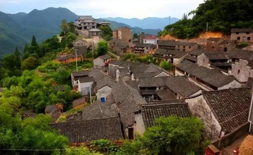 The "dangerous" county seat on top of a mountain in Yunnan, surrounded on both sides by canyons, never floods here.
