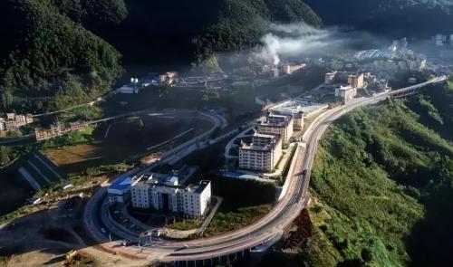 The "dangerous" county seat on top of a mountain in Yunnan, surrounded on both sides by canyons, never floods here.
