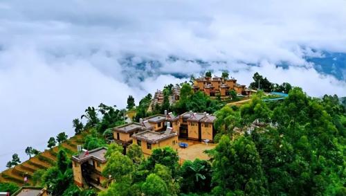 The "dangerous" county seat on top of a mountain in Yunnan, surrounded on both sides by canyons, never floods here.
