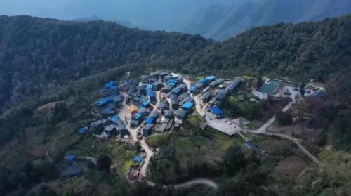 The "dangerous" county seat on top of a mountain in Yunnan, surrounded on both sides by canyons, never floods here.
