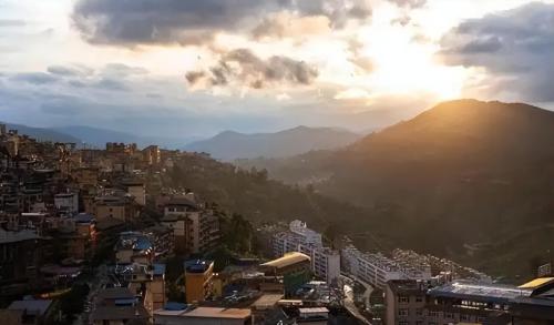 The "dangerous" county seat on top of a mountain in Yunnan, surrounded on both sides by canyons, never floods here.
