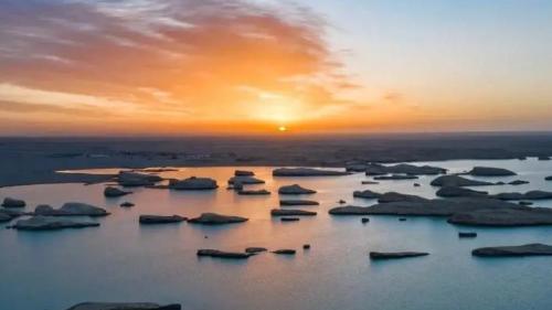 There is a "lake that fell from sky" in Yunnan. The beautiful scenery of lake in city is shaped by flooding of a factory.