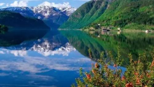 There is a "lake that fell from sky" in Yunnan. The beautiful scenery of lake in city is shaped by flooding of a factory.