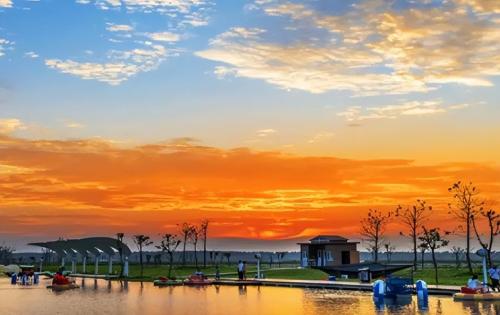 There is a "lake that fell from sky" in Yunnan. The beautiful scenery of lake in city is shaped by flooding of a factory.