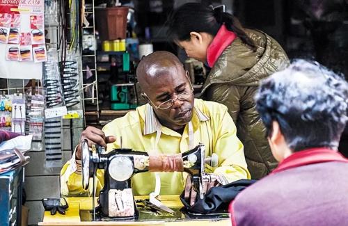 Are there fewer and fewer blacks in Guangzhou? Large number of blacks move to another city in China with 'sinister' eyesight
