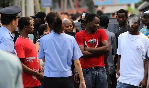Are there fewer and fewer blacks in Guangzhou? Large number of blacks move to another city in China with 'sinister' eyesight
