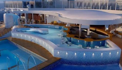 The construction of a "model" of luxury cruise ships, equivalent of five Titanic, cost 1.5 billion euros.