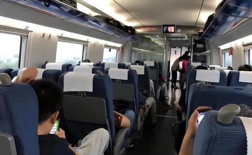 Sleeping on trains "mixed with men and women", are you not afraid that someone will fish in troubled waters? Conductor speaks the truth