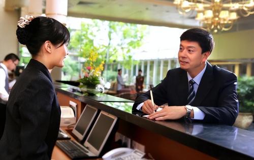 When couples leave to stay at a hotel, if police make an unexpected detour, someone will tell you what to do.
