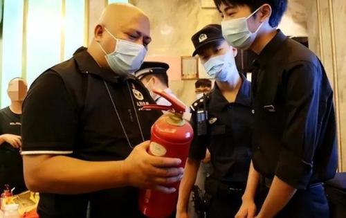 When couples leave to stay at a hotel, if police make an unexpected detour, someone will tell you what to do.
