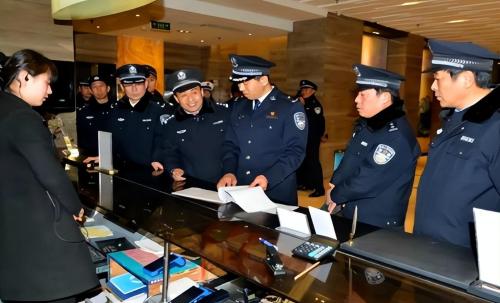 When couples leave to stay at a hotel, if police make an unexpected detour, someone will tell you what to do.
