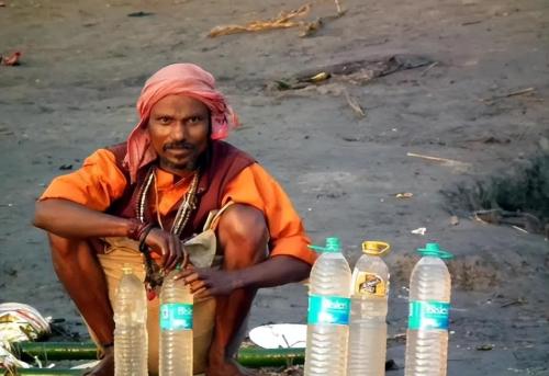 Indian businessmen wondered why Chinese, who "eat everything," do not drink water from Ganges River?

