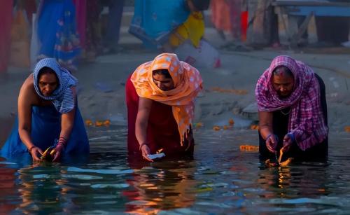 Indian businessmen wondered why Chinese, who "eat everything," do not drink water from Ganges River?
