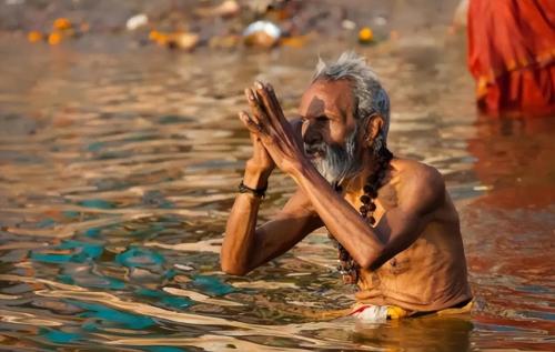 Indian businessmen wondered why Chinese, who "eat everything," do not drink water from Ganges River?
